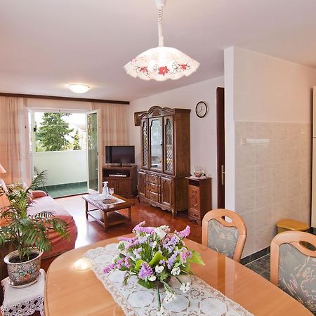 Apartment Tennis Split Bilik gambar