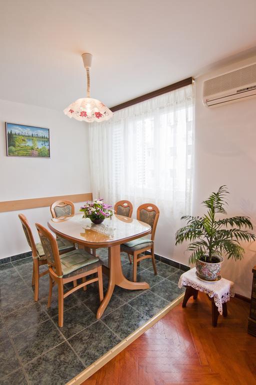 Apartment Tennis Split Bilik gambar