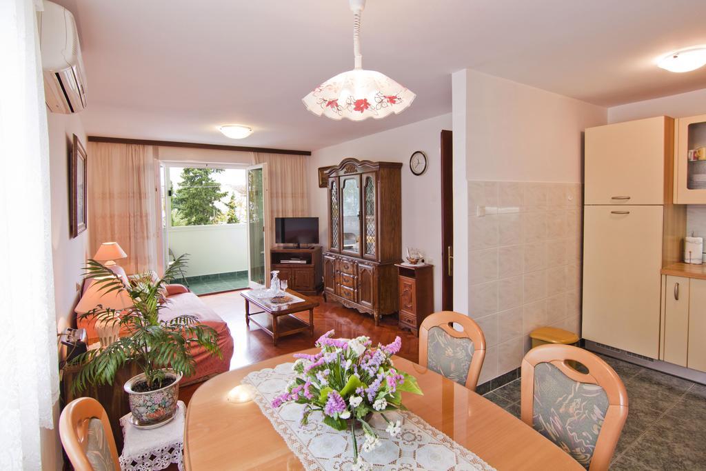 Apartment Tennis Split Bilik gambar