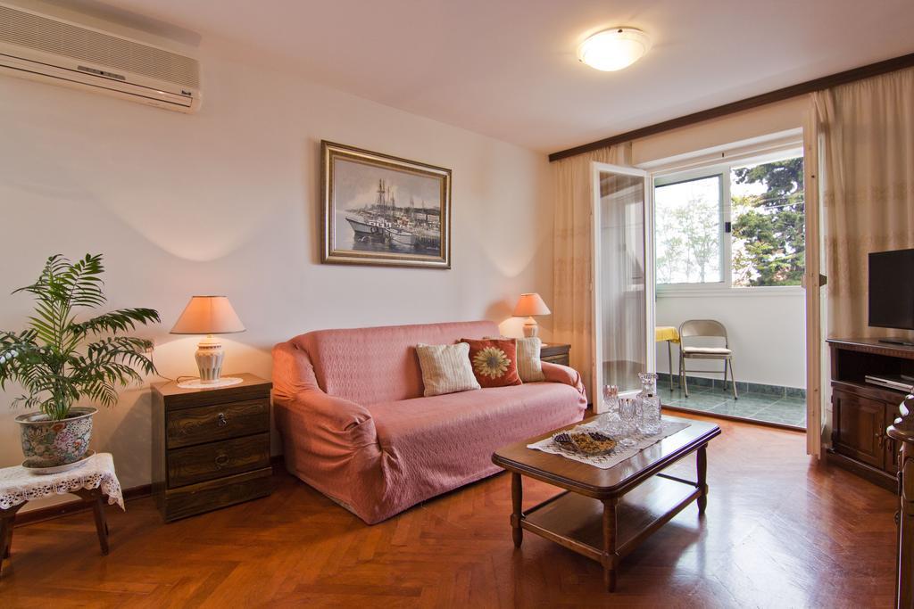 Apartment Tennis Split Bilik gambar