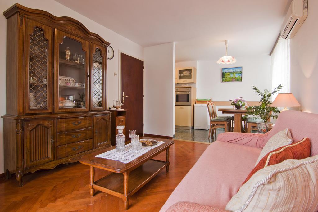 Apartment Tennis Split Bilik gambar