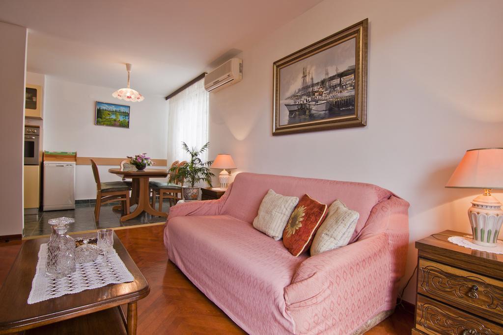 Apartment Tennis Split Bilik gambar