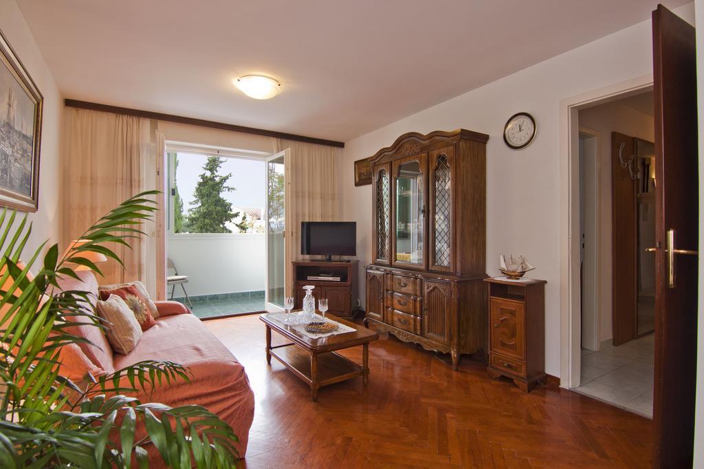 Apartment Tennis Split Bilik gambar