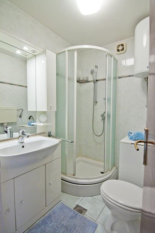 Apartment Tennis Split Bilik gambar