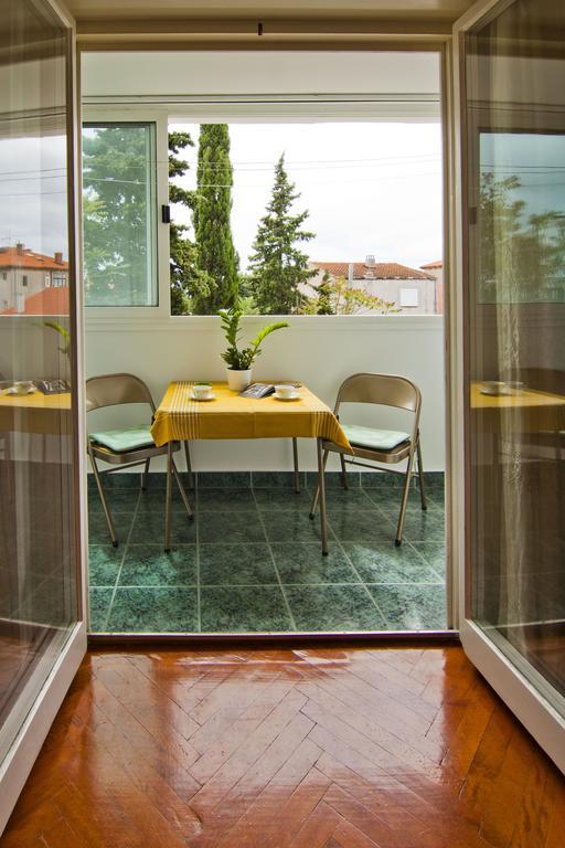 Apartment Tennis Split Bilik gambar