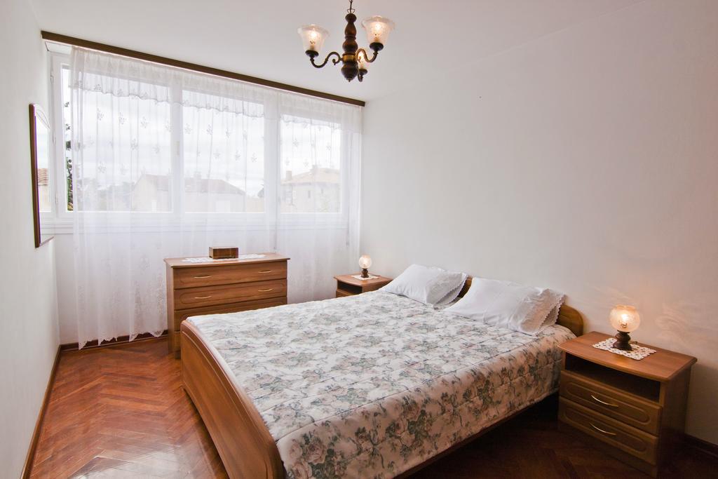 Apartment Tennis Split Bilik gambar