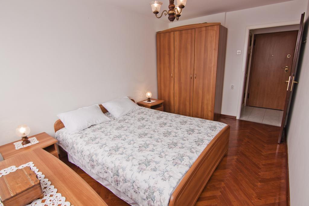 Apartment Tennis Split Bilik gambar