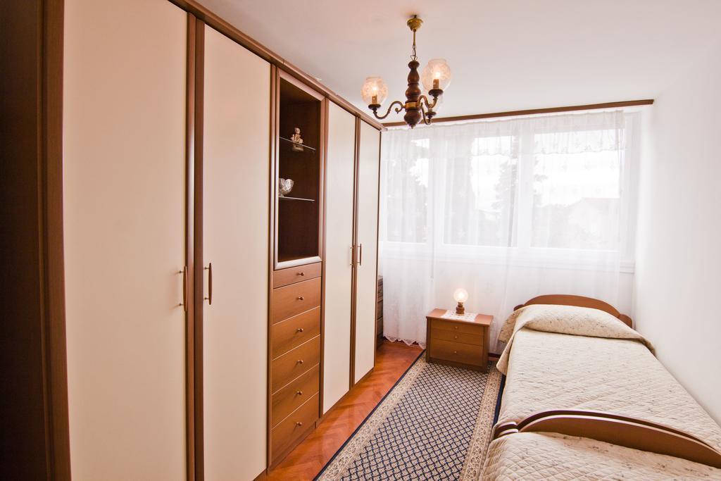 Apartment Tennis Split Bilik gambar