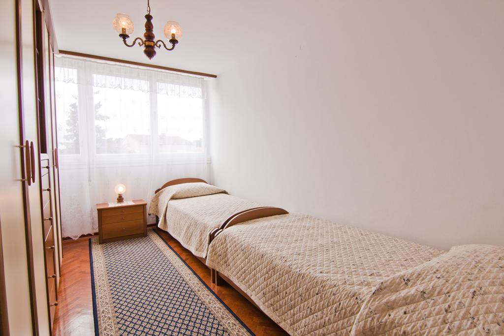 Apartment Tennis Split Bilik gambar