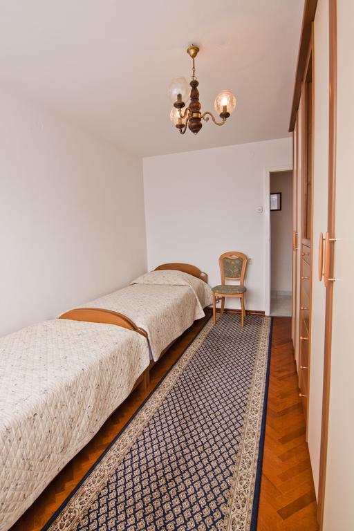 Apartment Tennis Split Bilik gambar
