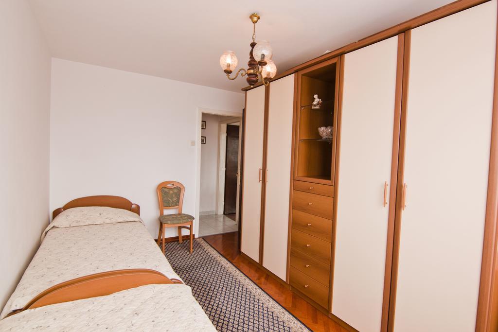 Apartment Tennis Split Bilik gambar